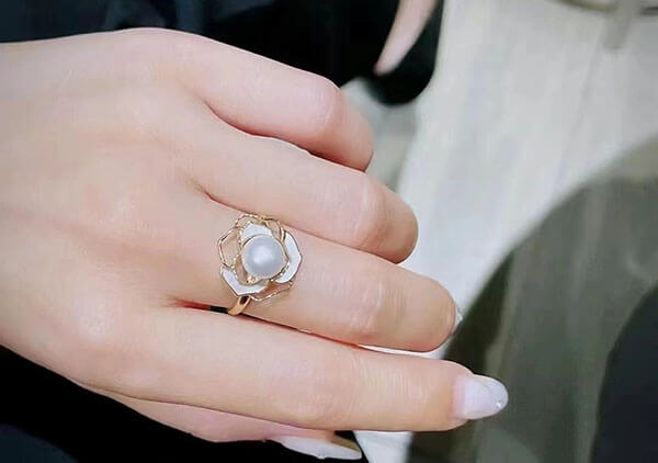 The hand with the pearl ring