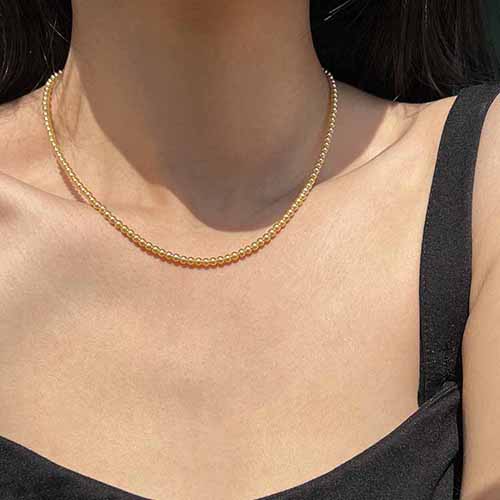 Gold pearl necklace