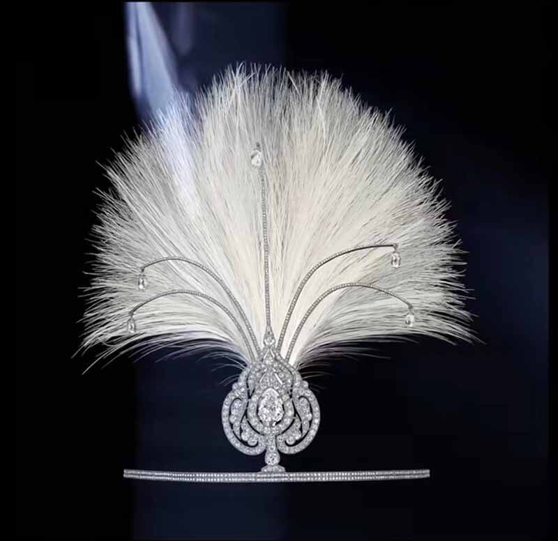  hairband is exceptionally airy with its Egyptian egret feathers.