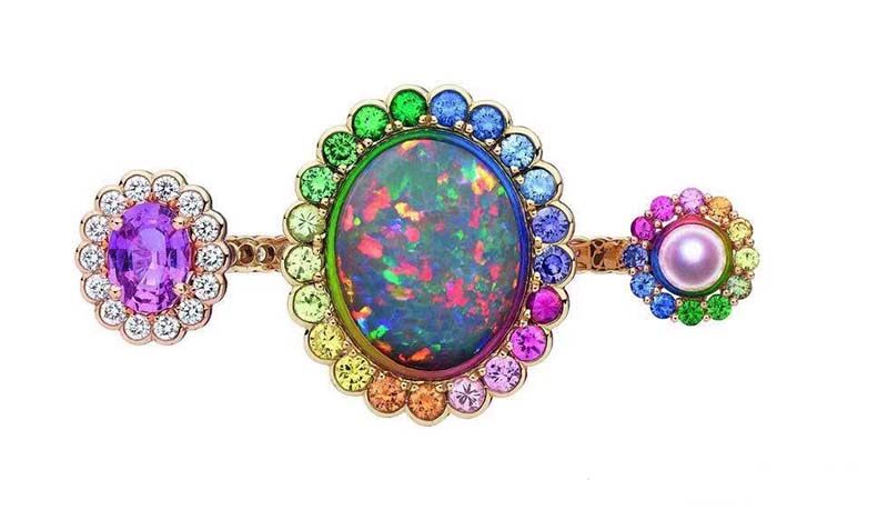 The Dior et Moi collection is also a clash of colors between various asymmetrical between rings and AB studs.