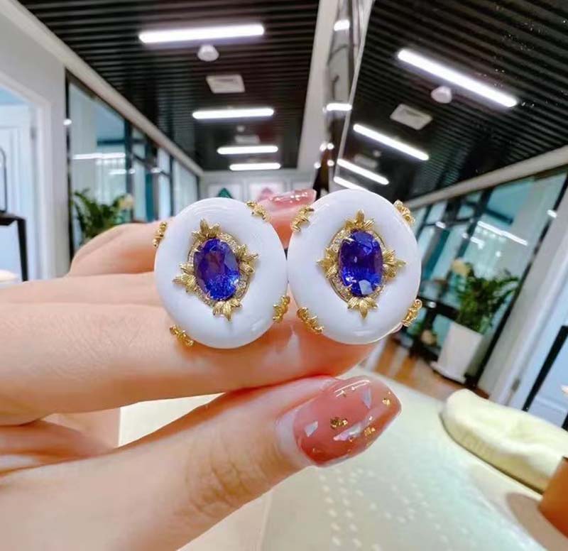 What is stacking jewelry?