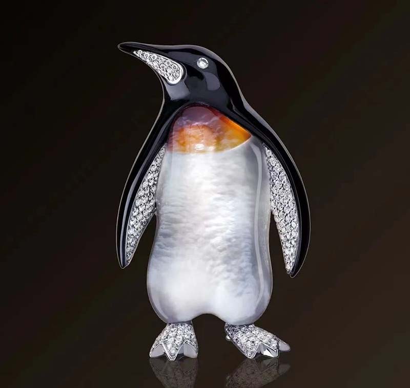 The belly and throat of the small penguin depicted above are set with mother-of-pearl and carnelian.