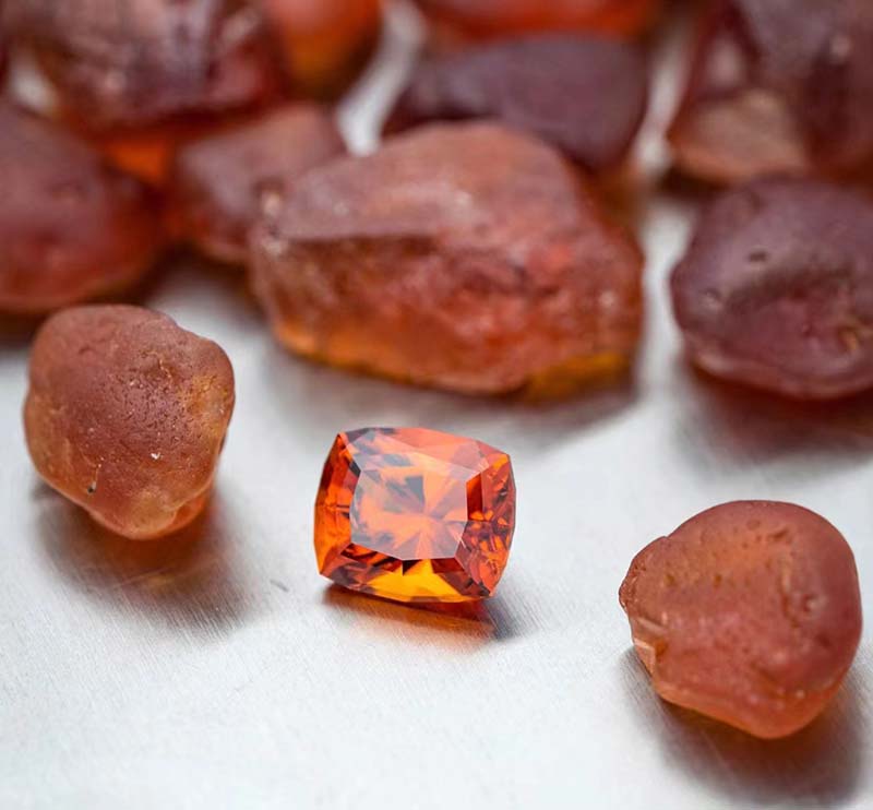 How to make jewellery more beautiful by cutting gemstones?