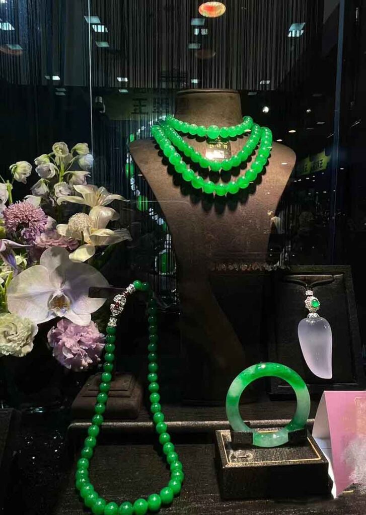 How can I select a high-quality jadeite necklace?