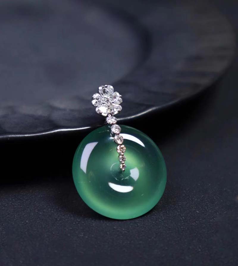 How can I select a high-quality jadeite necklace?