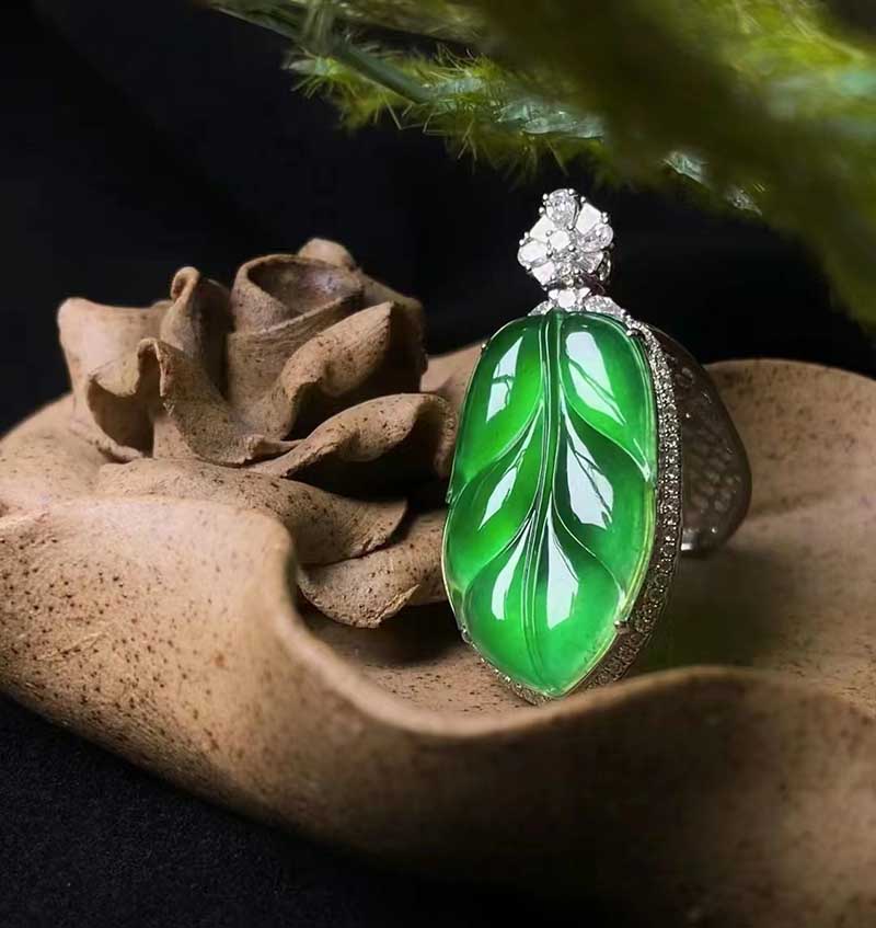 How can I select a high-quality jadeite necklace?