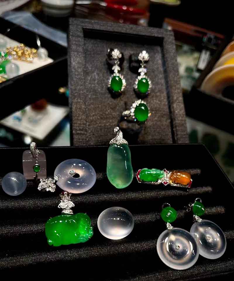 How can I select a high-quality jadeite necklace?