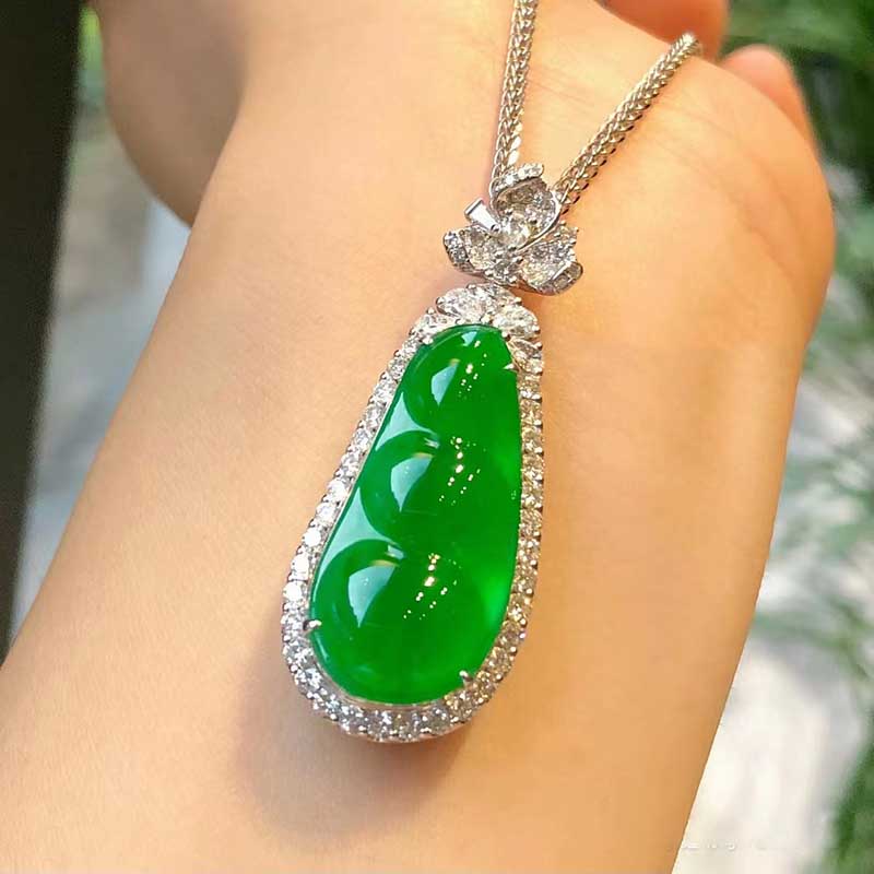 How can I select a high-quality jadeite necklace?