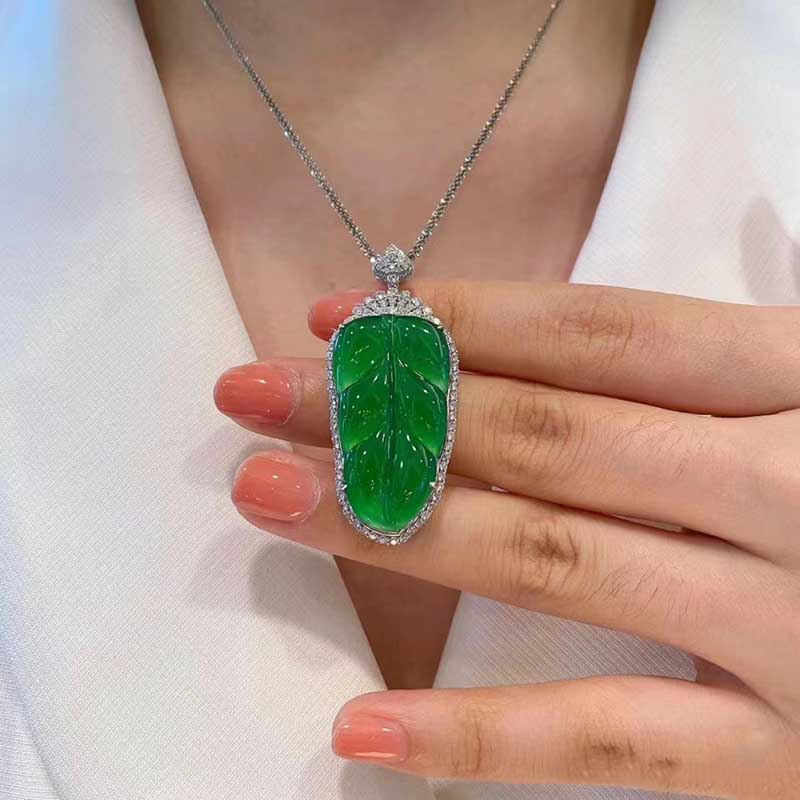 How can I select a high-quality jadeite necklace?