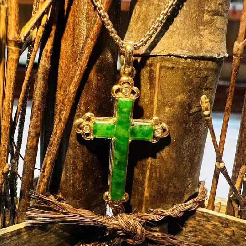 How can I select a high-quality jadeite necklace?