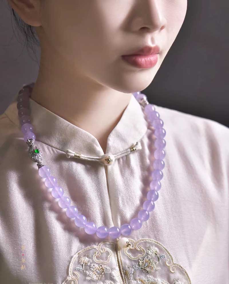 How can I select a high-quality jadeite necklace?