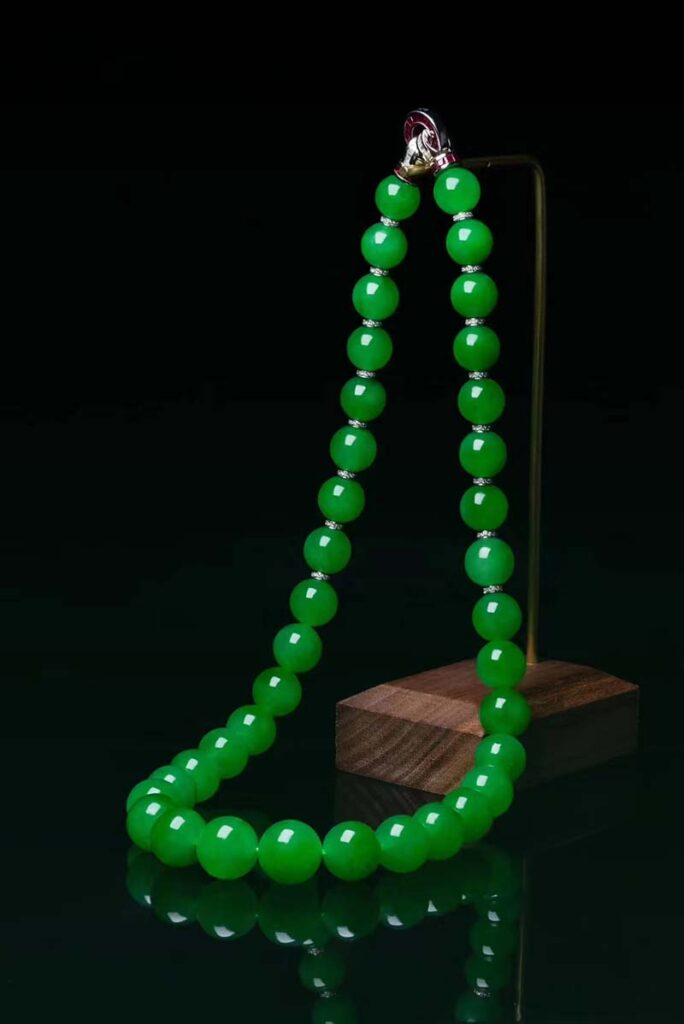 How can I select a high-quality jadeite necklace?