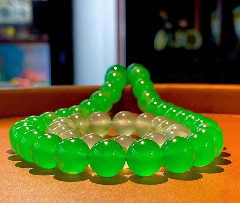 How can I select a high-quality jadeite necklace?