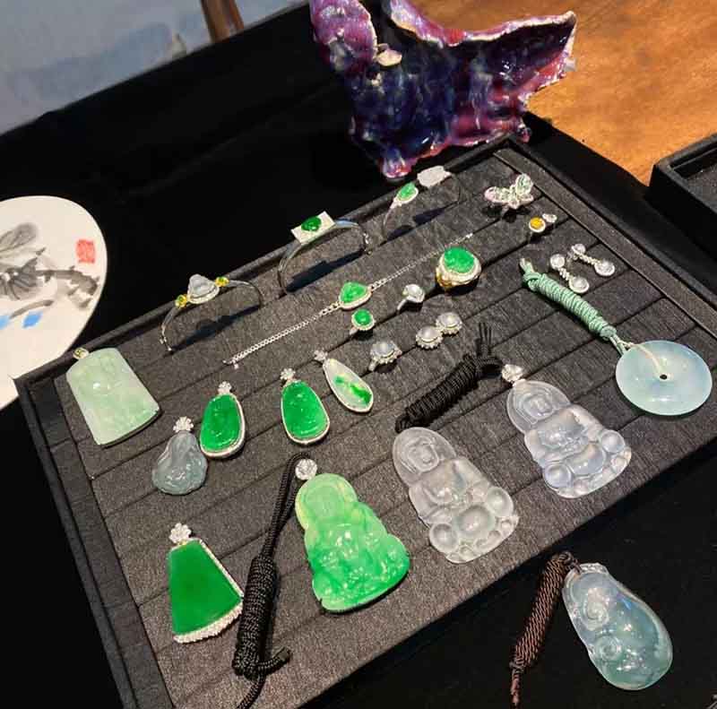 How can I select a high-quality jadeite necklace?