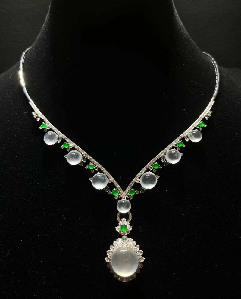 How can I select a high-quality jadeite necklace?