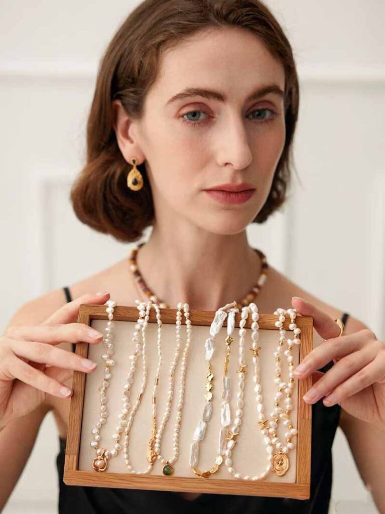 We help our clients to sell Chinese jewelry to the world to earn dollars