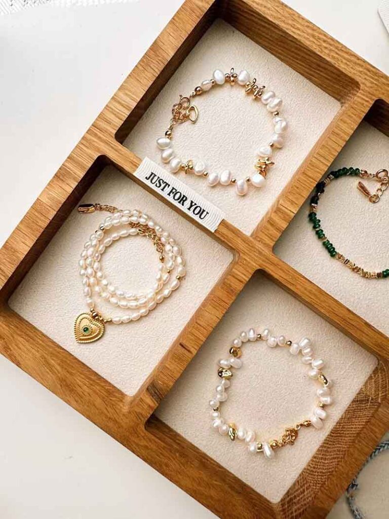 We help our clients to sell Chinese jewelry to the world to earn dollars