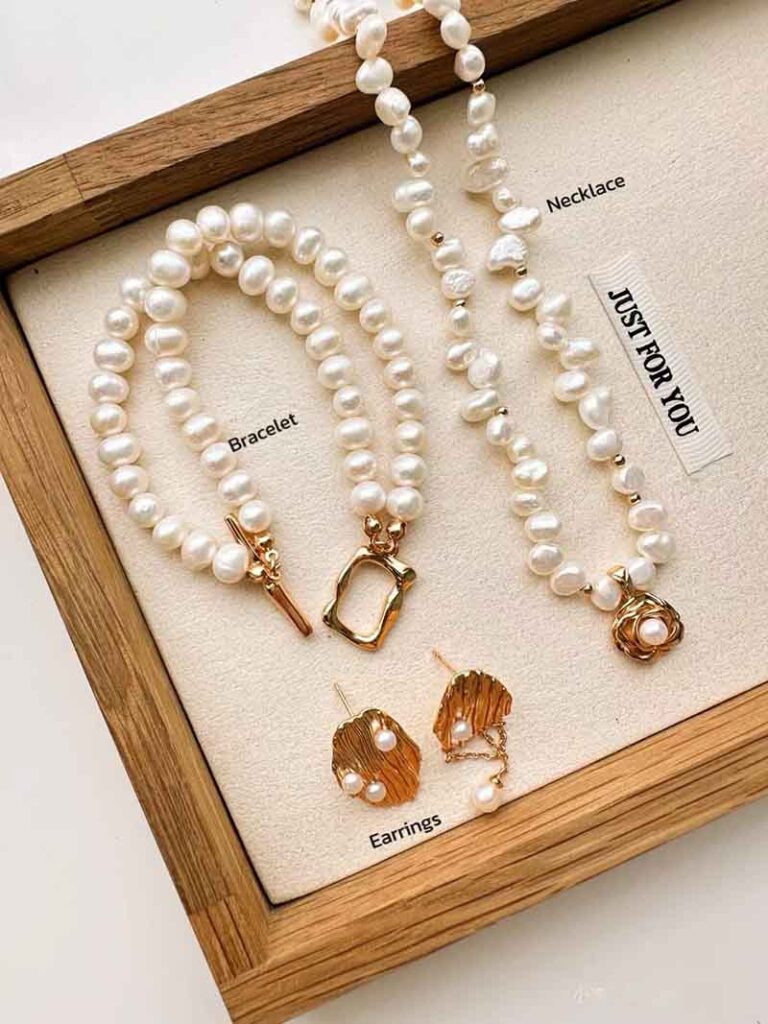 We help our clients to sell Chinese jewelry to the world to earn dollars