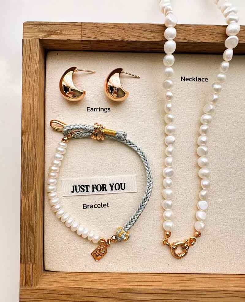 We help our clients to sell Chinese jewelry to the world to earn dollars