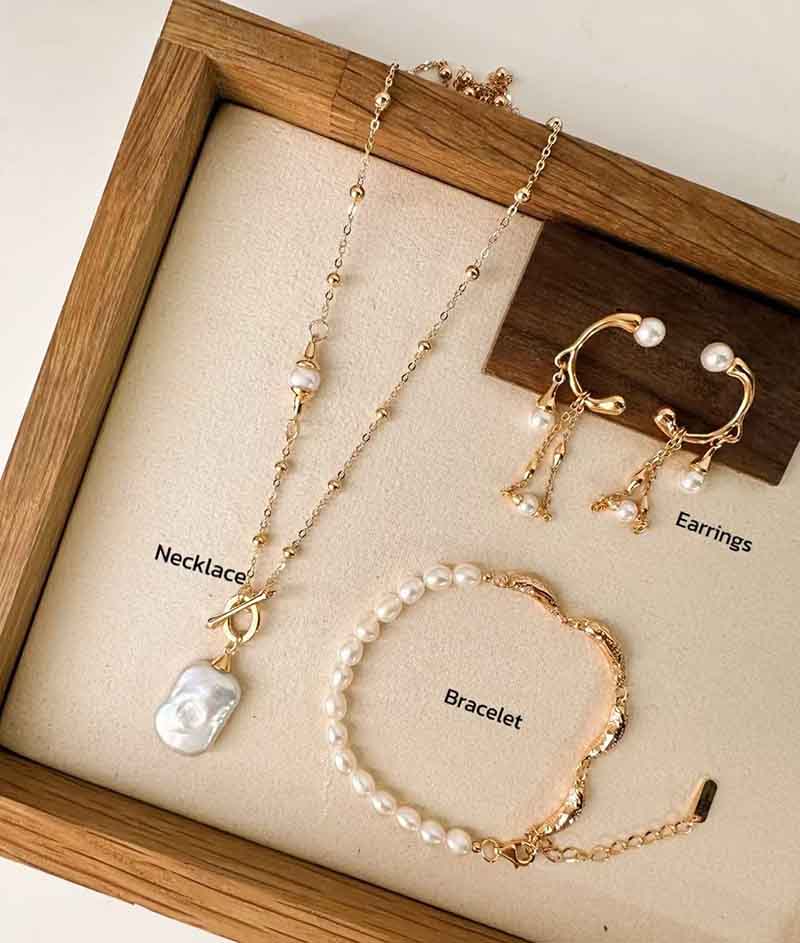 We help our clients to sell Chinese jewelry to the world to earn dollars