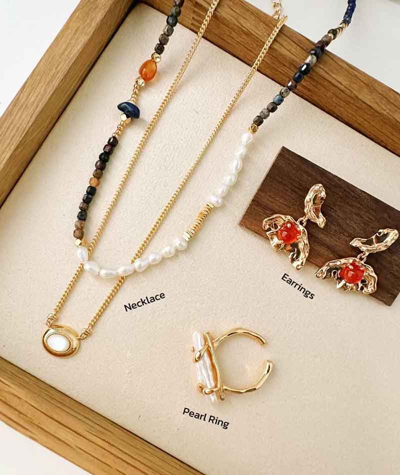 We help our clients to sell Chinese jewelry to the world to earn dollars