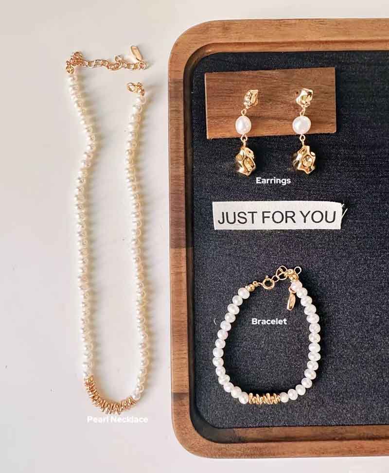 We help our clients to sell Chinese jewelry to the world to earn dollars