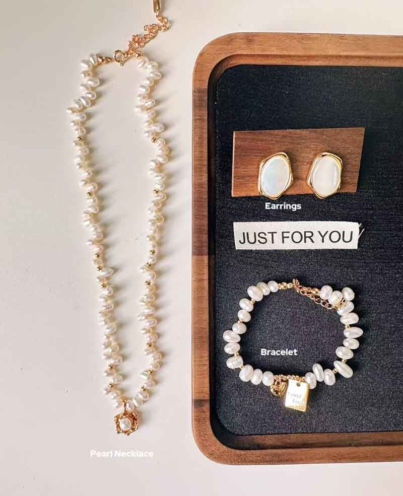 We help our clients to sell Chinese jewelry to the world to earn dollars