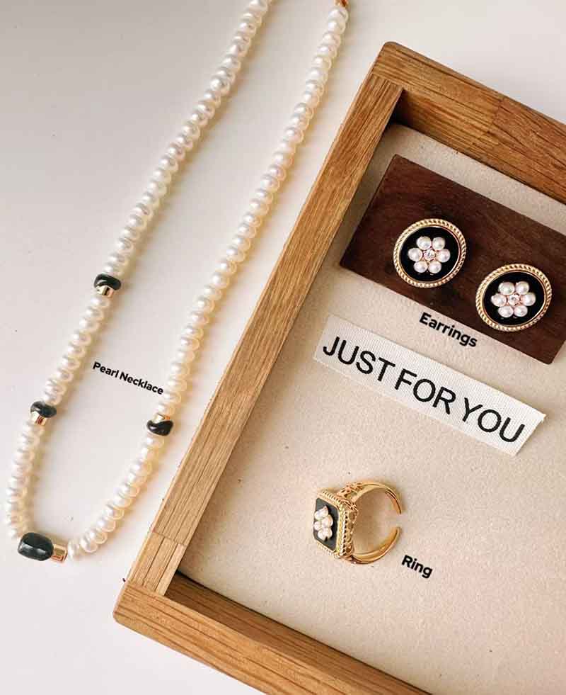 We help our clients to sell Chinese jewelry to the world to earn dollars