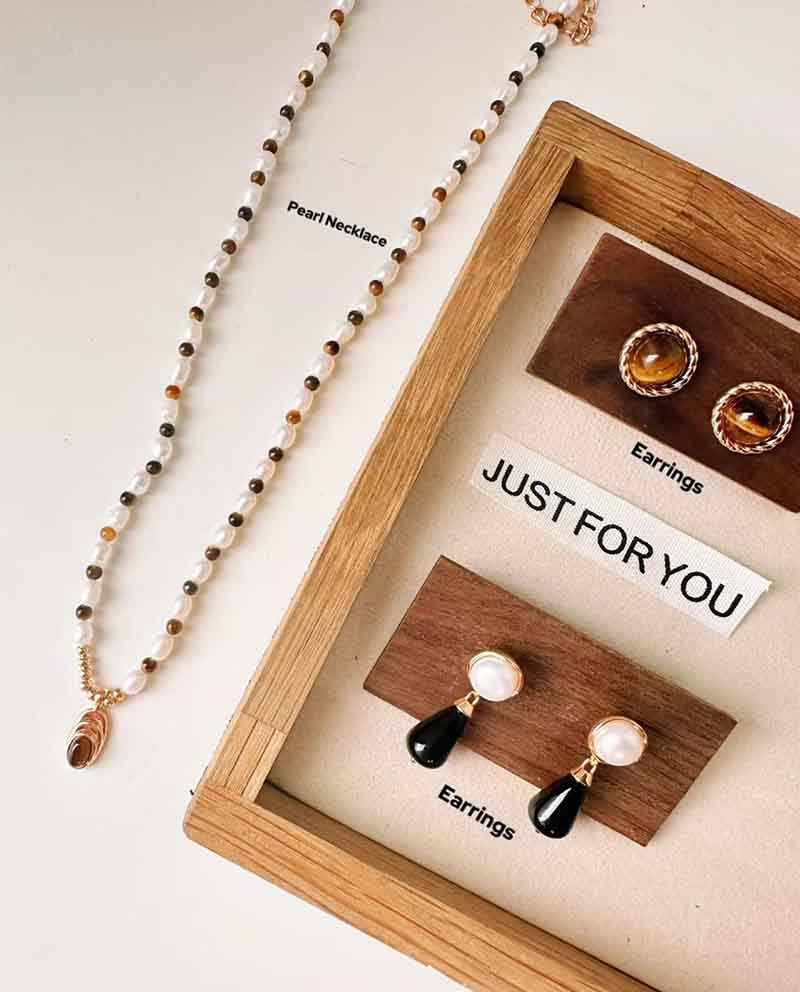 We help our clients to sell Chinese jewelry to the world to earn dollars