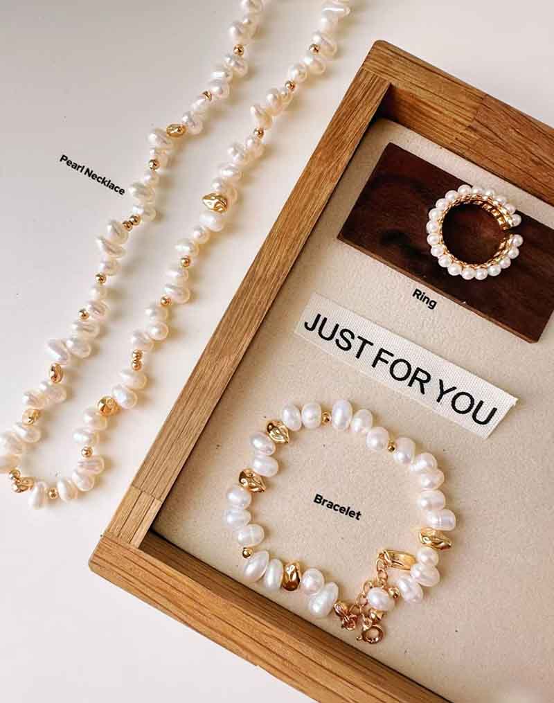 We help our clients to sell Chinese jewelry to the world to earn dollars