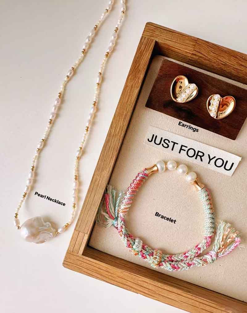 We help our clients to sell Chinese jewelry to the world to earn dollars