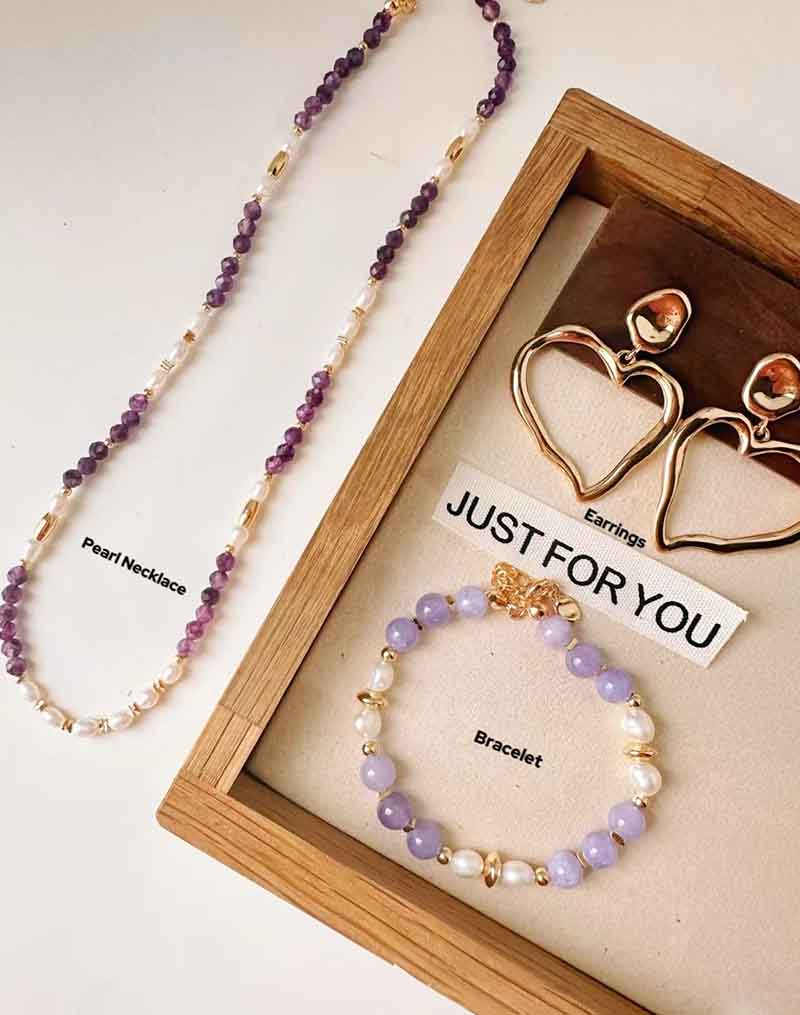 We help our clients to sell Chinese jewelry to the world to earn dollars