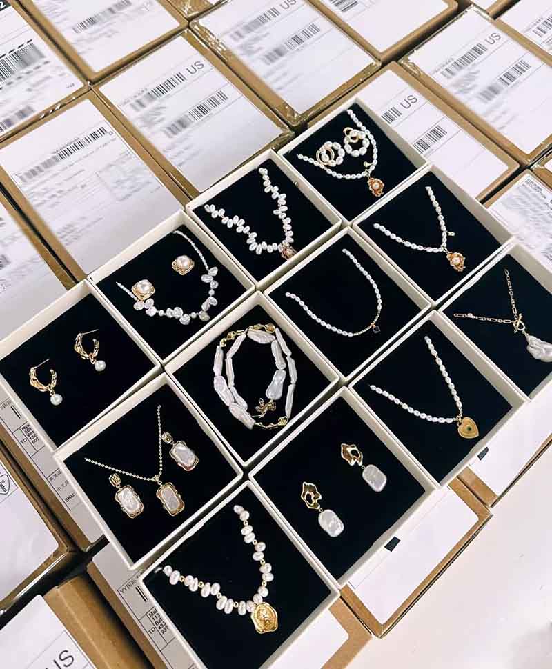 We help our clients to sell Chinese jewelry to the world to earn dollars