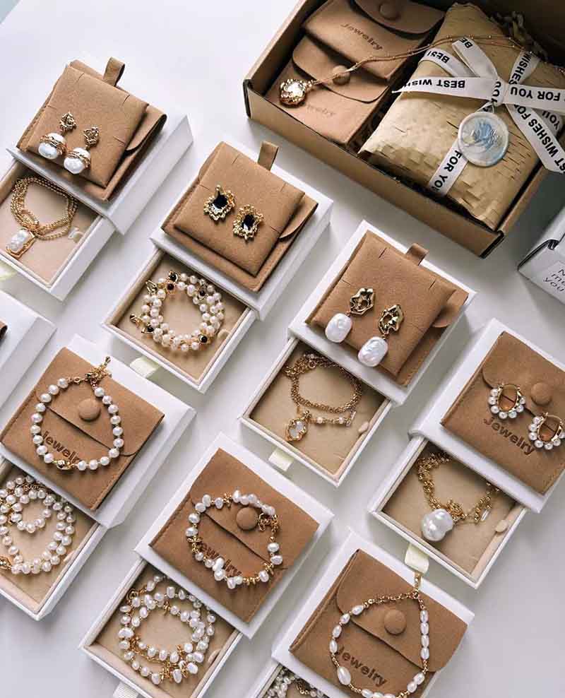 We help our clients to sell Chinese jewelry to the world to earn dollars